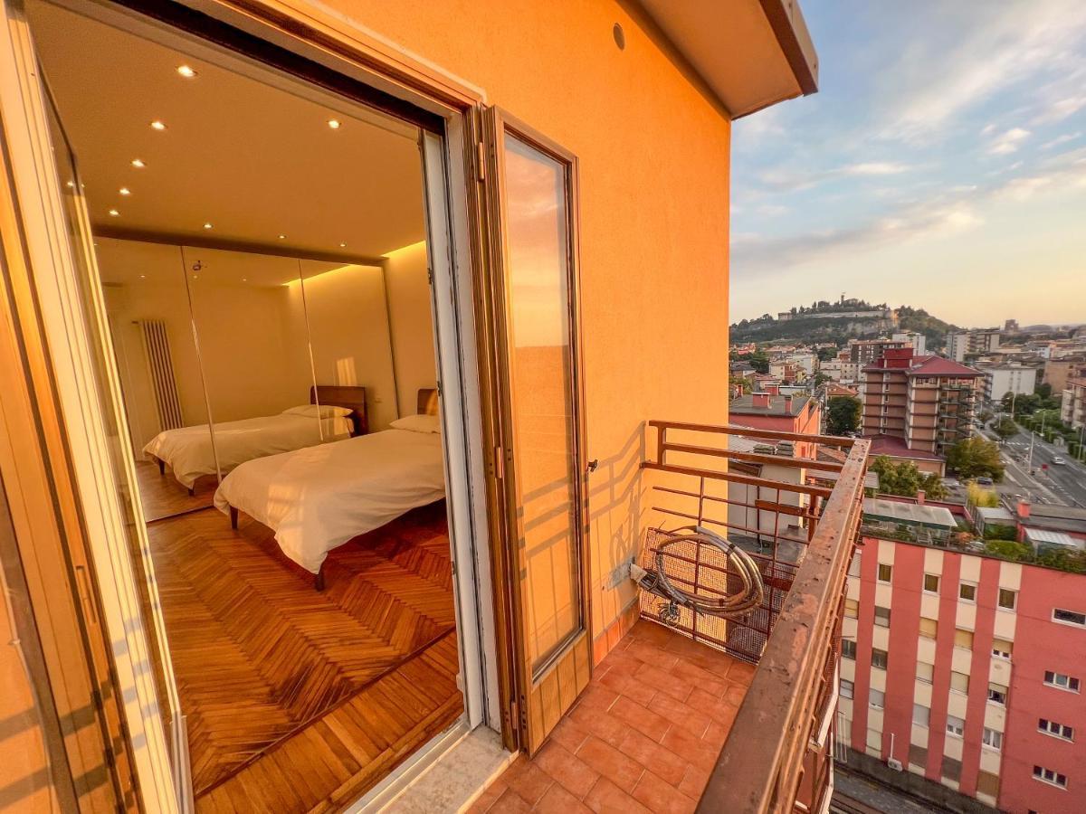브레시아 Attici Alba E Tramonto Ospedale E Vista 아파트 외부 사진